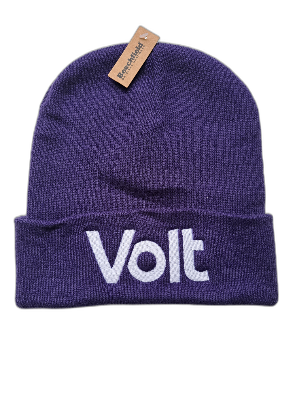 Eine dunkelviolette Strickmütze mit umgeschlagenem Rand. Auf dem Rand ist in weißer Schrift das Wort 'Volt' aufgestickt. An der oberen Mitte der Mütze ist ein braunes Etikett mit der schwarzen Aufschrift 'Beechfield'.