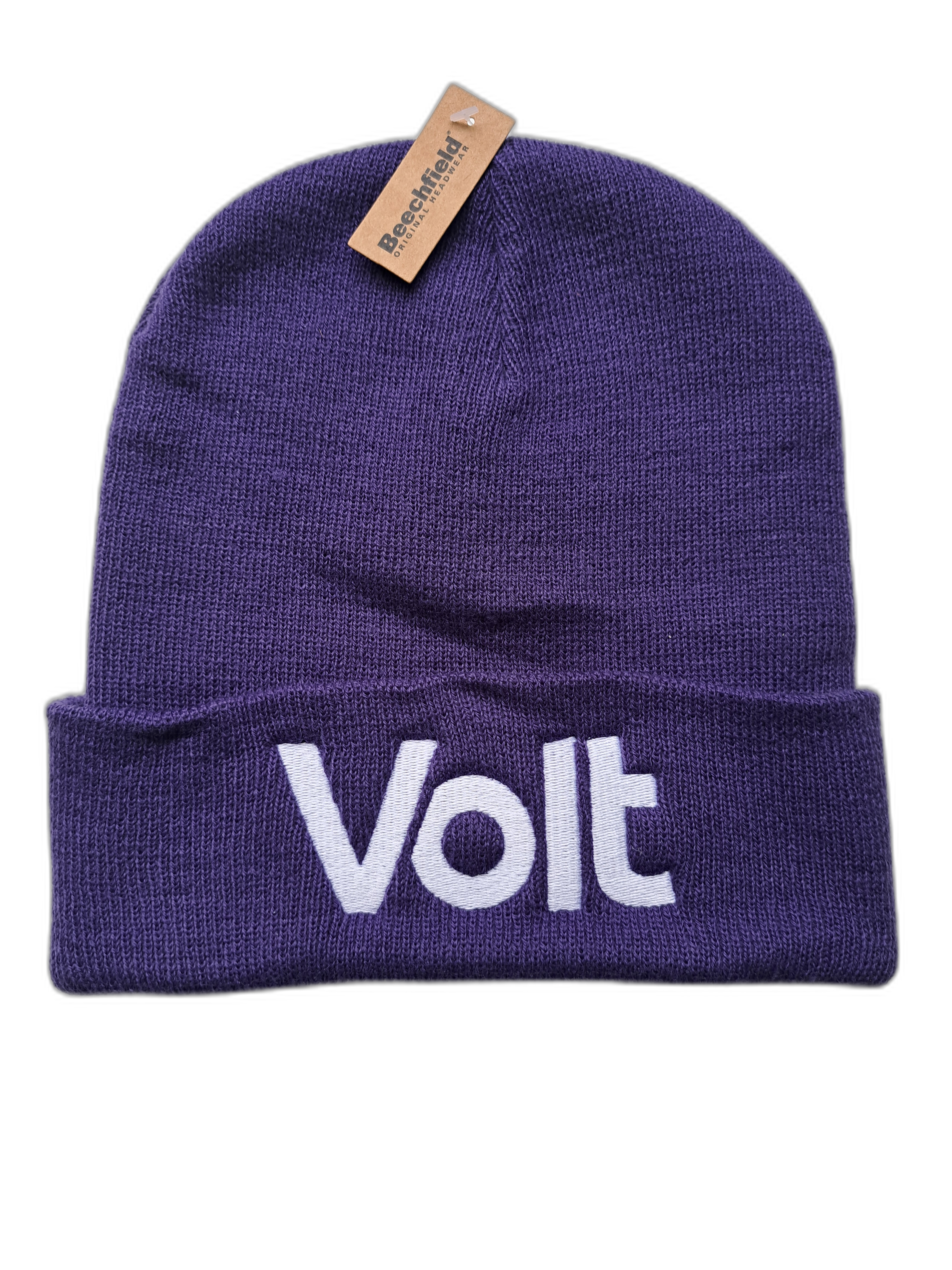Eine dunkelviolette Strickmütze mit umgeschlagenem Rand. Auf dem Rand ist in weißer Schrift das Wort 'Volt' aufgestickt. An der oberen Mitte der Mütze ist ein braunes Etikett mit der schwarzen Aufschrift 'Beechfield'.