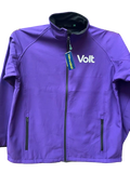 Violette Softshelljacke mit Stehkragen und durchgehendem Reißverschluss. Auf der linken Brustseite steht in weißer Schrift 'Volt'. Die Jacke hat zwei seitliche Reißverschlusstaschen. An der Reißverschlusslasche hängt ein blauer Anhänger mit gelber Schrift.
