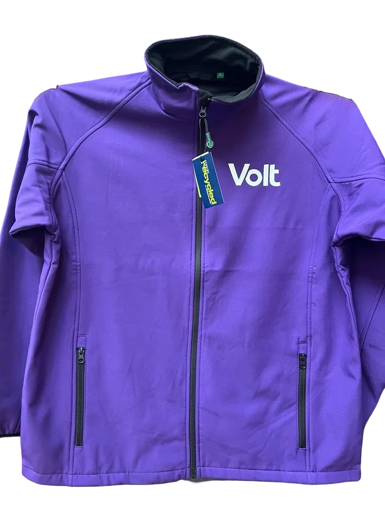 Violette Softshelljacke mit Stehkragen und durchgehendem Reißverschluss. Auf der linken Brustseite steht in weißer Schrift 'Volt'. Die Jacke hat zwei seitliche Reißverschlusstaschen. An der Reißverschlusslasche hängt ein blauer Anhänger mit gelber Schrift.
