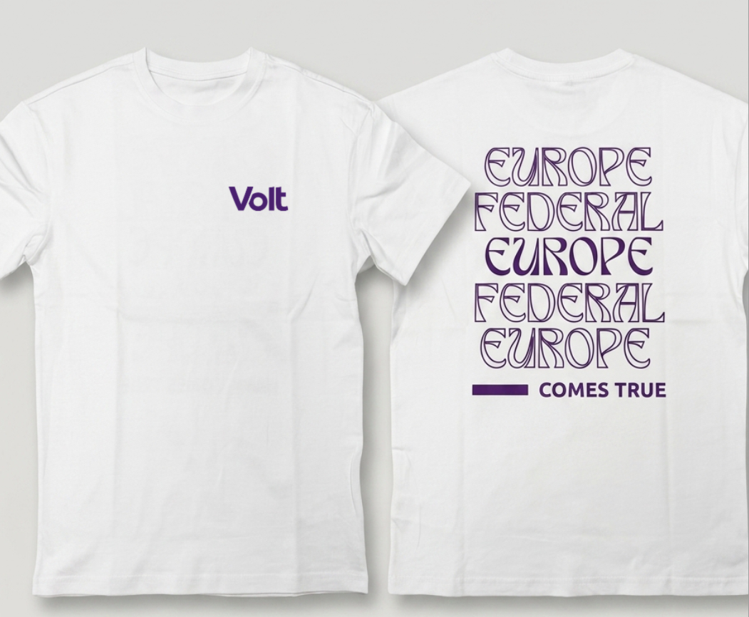 Weißes T-Shirt mit lila Schrift vorne 'Volt' und hinten mehrzeiligem Text 'EUROPE FEDERAL EUROPE FEDERAL EUROPE' sowie darunter 'COMES TRUE'