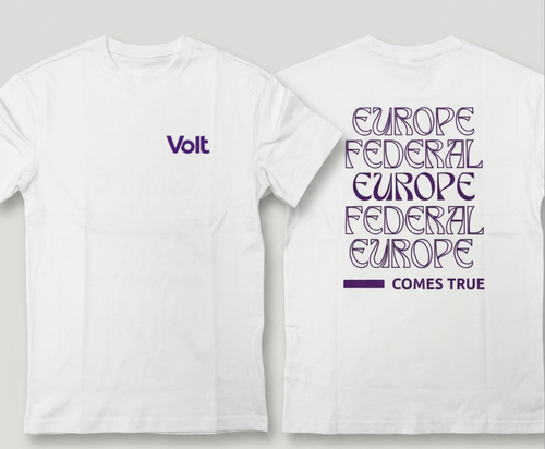 Weißes T-Shirt mit lila Schrift vorne 'Volt' und hinten mehrzeiligem Text 'EUROPE FEDERAL EUROPE FEDERAL EUROPE' sowie darunter 'COMES TRUE'