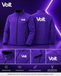Violette Softshelljacke mit weißem Volt-Logo vorne links und groß auf dem Rücken, mit Reißverschlüssen und Stehkragen