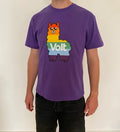 Ein Mann trägt ein lila T-Shirt mit einer großen, farbigen Grafik eines Alpakas namens "Alpakai" in Pride-Farben. Das Alpaka ist stilisiert und in horizontalen Streifen in den Farben Rot, Orange, Gelb, Grün, Blau und Violett dargestellt. Auf dem Körper des Alpakas steht in weißen Buchstaben das Wort "Volt".