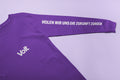 Violetter Pullover mit weißem Schriftzug 'Volt' auf der Brust und dem Slogan 'HOLEN WIR UNS DIE ZUKUNFT ZURÜCK' auf dem Ärmel.