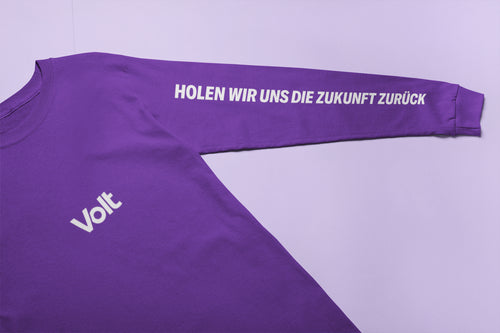 Violetter Pullover mit weißem Schriftzug 'Volt' auf der Brust und dem Slogan 'HOLEN WIR UNS DIE ZUKUNFT ZURÜCK' auf dem Ärmel.